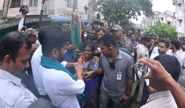 ‘‘వరద బాధితులను నేరుగా కలిసి ప్రభుత్వం తమకు అండగా ఉందన్న భరోసా కల్పించే ప్రయత్నం చేశాను. ఖమ్మం ఎఫ్ సిఐ రోడ్డు లో మున్నేరు వరద ప్రభావిత కాలనీలో బాధితులతో ముఖాముఖి మాట్లాడారు.