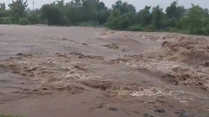 હવામાન વિભાગની આગાહી વચ્ચે રાજ્યના કેટલાક જિલ્લાઓમાં વરસાદ શરૂ થયો છે. મહિસાગરના લુણાવાડા શહેર તથા ગ્રામ્ય વિસ્તારમાં ગાજવીજ સાથે વરસાદ વરસ્યો હતો. લુણાવાડા શહેર ઉપરાંત પાવાપુર, હરદાસપૂર સહિતના ગામમાં ધોધમાર વરસાદ વરસ્યો હતો.તાપીના ડોલવણમાં ધોધમાર વરસાદ વરસ્યો હતો. ધોધમાર વરસાદથી ઓલણ નદીમાં ઘોડાપૂર આવ્યા હતા. પંચોલ ગામની આશ્રમ શાળામાં પાણી ભરાયા હતા. તમામ બાળકોને સલામત સ્થળે ખસેડાયા હતા.