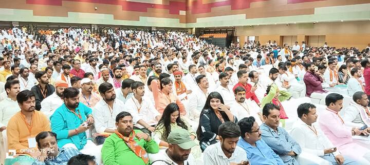 सीएम ने यह भी कहा कि कांग्रेस और समाजवादी पार्टी द्वारा सरदार पटेल और बाबा साहब अंबेडकर का अपमान किया गया. इसके अलावा उन्होंने यह भी कहा कि सिद्धांत विहीन राजनीति मौत के फंदे की तरह है. हमारे लिए दल से बड़ा देश है और हमारा काम भी देश के नाम है.