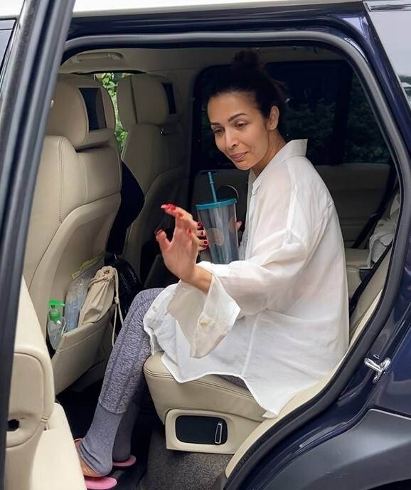 યંગ એક્ટ્રેસને પણ મલાઈકા મ્હાત આપે છે.   પોતાને ફિટ રાખવા મલાઈકા રોજ યોગ કરે છે. મલાઈકા અરોરા અર્જુન કપૂરને  ડેટ કરે છે.