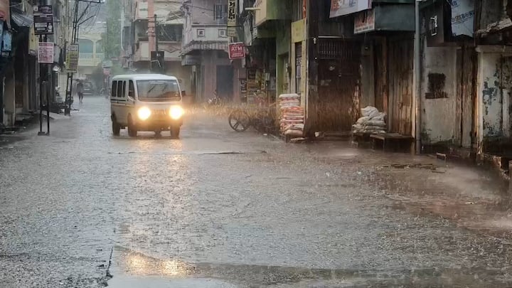 Gujarat Rain Alert: હવામાન વિભાગે આગામી ત્રણ કલાક માટે રાજ્યના અનેક ભાગોમાં હળવાથી મધ્યમ વરસાદની આગાહી કરી છે.