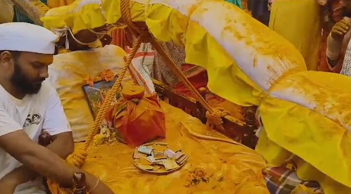 महाराष्ट्राचं कुलदैवत असलेल्या खंडोबाची (Khandoba Mandir) जेजुरी (Jejuri) भंडाऱ्यानं न्हाऊन निघाली आहे.