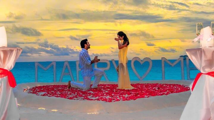 জীবনের প্রথম 'ক্রাশ' যে অর্থাৎ যাঁকে দেখে প্রথম প্রেমে পড়েছিলেন, যাঁকে নিজের প্রিয় বন্ধু বানিয়েছেন, তাঁর আঙুলেই পরালেন আংটি।