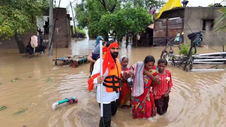पुराचा वेढा पडल्यानं शेतं पाण्याखाली गेली असून कष्ट पाण्यात जाण्याचा अनुभव हिंगोलीतील शेतकऱ्यांसह नागरिक घेत आहेत.