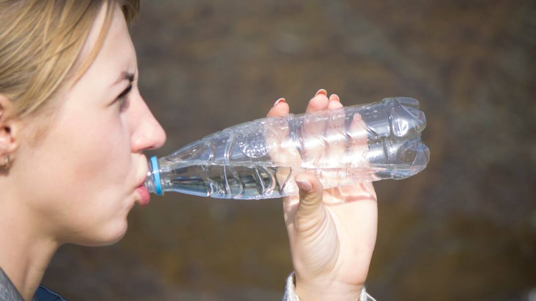 Plastic Water Bottle Safety Concerns :ప్లాస్టిక్ బాటిల్స్లో నీళ్లు తాగుతున్నారా? ఎంత డేంజరో తెలుసా? న్యూ స్టడీలో షాకింగ్ విషయాలు New Study says Drinking water from plastic bottles has been linked to several potential health effects Plastic Water Bottle Safety Concerns :ప్లాస్టిక్ బాటిల్స్లో నీళ్లు తాగుతున్నారా? ఎంత డేంజరో తెలుసా? న్యూ స్టడీలో షాకింగ్ విషయాలు