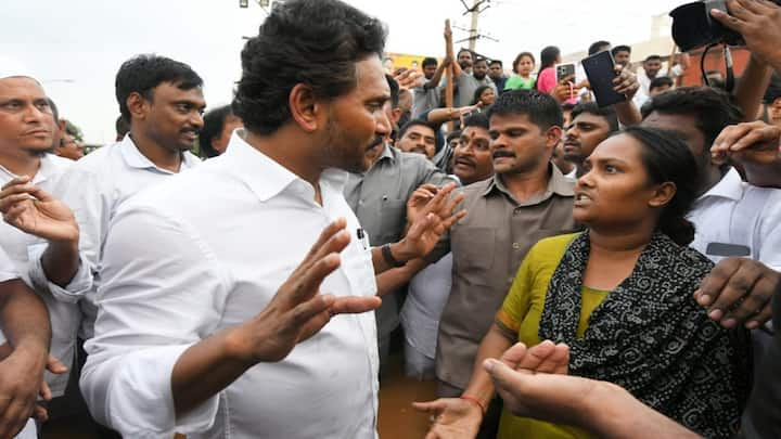 YS Jagan Photos: ఏపీ మాజీ సీఎం జగన్ విజయవాడలో వరద ప్రభావిత ప్రాంతాల్లో పర్యటించడం మొదలుపెట్టారు. ఉదయం రిటైనింగ్ వాల్, సాయంత్రం ముంపు ప్రాంతాల్లో పర్యటించారు.