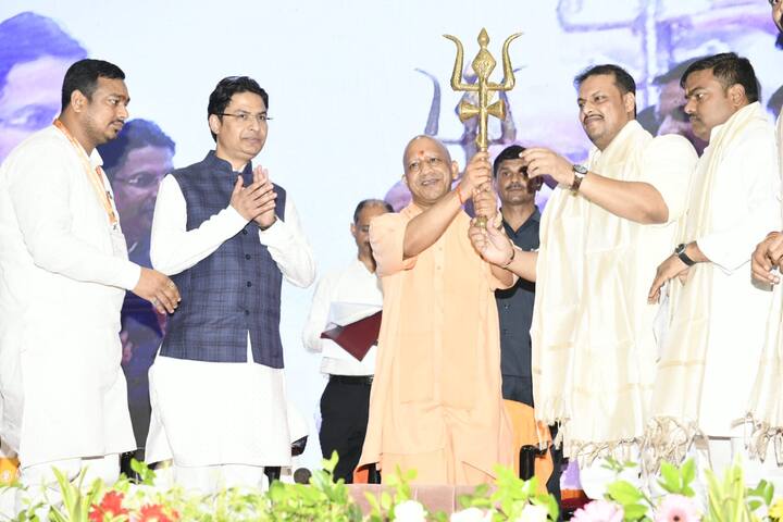 सीएम योगी ने भाजपा कार्यकर्ताओं को संबोधित करते हुए कहा कि अगले 2 साल में उत्तर प्रदेश पुलिस में 1 लाख नौजवानों की भर्ती होगी. संबोधन के दौरान उन्होंने विपक्ष पर भी जमकर निशाना साधते हुए  कहा कि भाजपा में अनुशासन और सपा में दुशासन दिखता है.