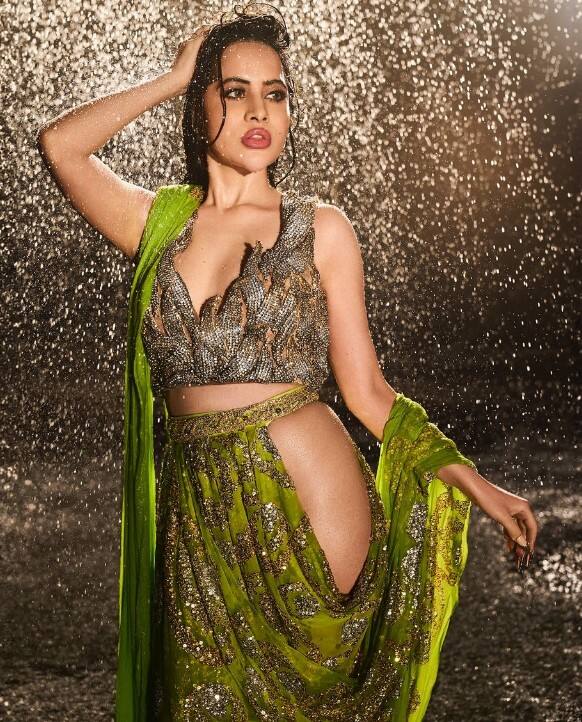 ਹਾਲ ਹੀ ਵਿੱਚ ਉਰਫੀ ਨੇ Reddit 'ਤੇ ਆਪਣੇ ਪ੍ਰਸ਼ੰਸਕਾਂ ਨਾਲ ਗੱਲਬਾਤ ਕੀਤੀ। ਇਸ ਦੌਰਾਨ AMA ਸੈਸ਼ਨ ਦੌਰਾਨ, ਉਨ੍ਹਾਂ ਆਪਣੀ ਨਿੱਜੀ ਜ਼ਿੰਦਗੀ ਬਾਰੇ ਕੁਝ ਸਵਾਲਾਂ ਦੇ ਜਵਾਬ ਦਿੱਤੇ ਅਤੇ ਆਪਣੀਆਂ ਭਵਿੱਖ ਦੀਆਂ ਯੋਜਨਾਵਾਂ ਬਾਰੇ ਵੀ ਗੱਲ ਕੀਤੀ। ਉਰਫੀ ਦੇ ਸਪੱਸ਼ਟ, ਇਮਾਨਦਾਰ ਅਤੇ ਮਜ਼ੇਦਾਰ ਜਵਾਬ ਇਸ ਸਮੇਂ ਲੋਕਾਂ ਦਾ ਧਿਆਨ ਖਿੱਚ ਰਹੇ ਹਨ, ਉਰਫੀ ਨੇ ਓਨਲੀ ਫੈਨਜ਼ 'ਤੇ ਆਪਣੀ ਮੌਜੂਦਗੀ ਜਾਂ ਇੱਕ ਦਿਨ ਲਈ ਭਾਰਤ ਦੇ ਪ੍ਰਧਾਨ ਮੰਤਰੀ ਬਣਨ ਦੀਆਂ ਕਾਲਪਨਿਕ ਯੋਜਨਾਵਾਂ ਬਾਰੇ ਵੀ ਚਰਚਾ ਕੀਤੀ।