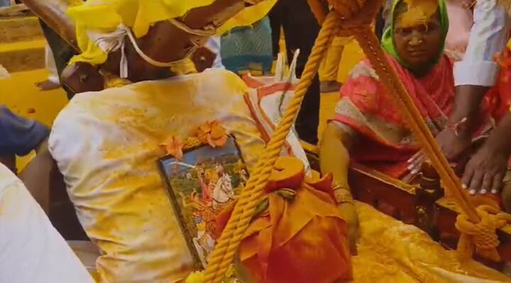 यळकोट यळकोटचा गजर करत भंडाऱ्याची उधळण करत लाखो भाविक खंडेरायाच्या जेजुरीत (Jejuri Khandoba Yatra) दाखल झाले आहेत.