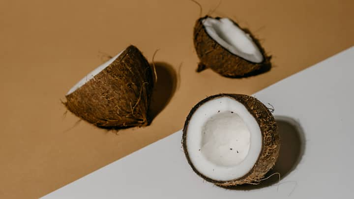 Eco-Wonder: Coconuts are the ultimate eco-wonder, embodying sustainability from start to finish. Every part of the coconut, from the leaves to the pulp, is transformed into a valuable product. Coconut-based items offer natural alternatives to synthetic materials, such as bowls, decorative pieces, and activated carbon. Adopting these products supports circular agriculture and environmental responsibility. (Image source: Canva)