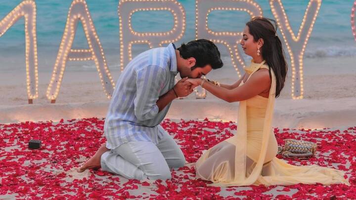 আপ্লুত প্রেমিকা অলেখাও সম্মতি জানিয়েছেন প্রেমিকের সামনে বসে পড়েই। হলুদ ড্রেসে মোহময়ী লাগছিল তাঁকে।