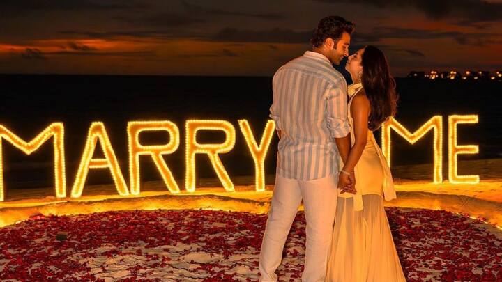 'কয়েদি ব্যান্ড' ও 'হ্যালো চার্লি' ছবি খ্যাত অভিনেতা আদর জৈন এবার শেয়ার করলেন তাঁর সমুদ্র সৈকতে প্রেম প্রস্তাব দেওয়ার ছবি।