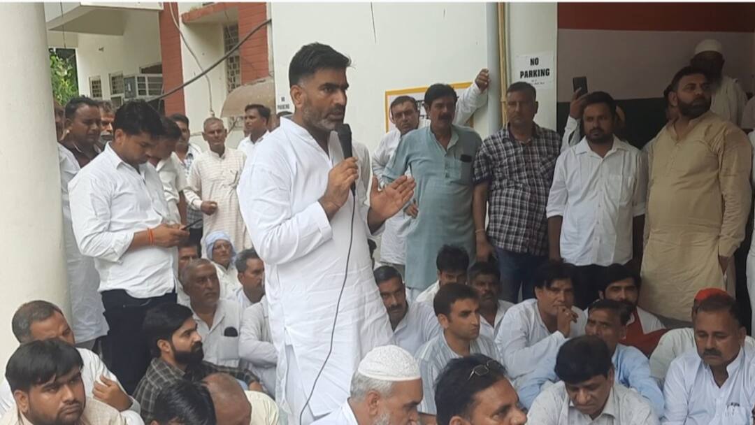 Samajwadi Party MLA Atul Pradhan and Meerut CMO Clash After Protest and CMO office siege ANN 'किसी के दबाव में नहीं आऊंगा', अखिलेश के विधायक और CM योगी के अफसर में छिड़ी जुबानी जंग
