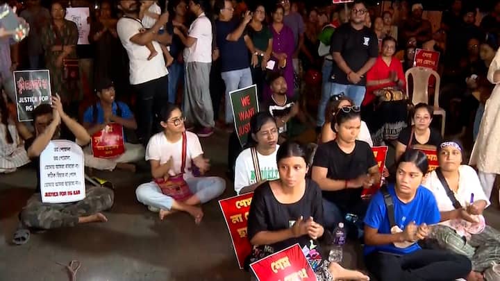 কলকাতার রাস্তার বুকে লেখা হল লড়াইয়ের বার্তা--- এর শেষ না দেখে ছাড়ব না।