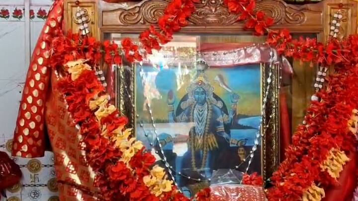 সেই নাম থেকেই 'কৌশিকী অমাবস্যা' নামটি এসেছে।আবার আজকের এই দিনে দশ মহাবিদ্যার দ্বিতীয়া স্তরের অন্যতম দেবী ‘তারা’ মর্ত ধামে আবির্ভূত হন৷