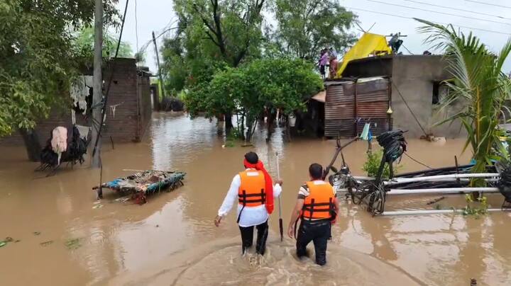 रात्री गळ्यापर्यंत पाणी असल्याचं नागरिकांनी रात्रीतून घराच्या पत्र्यावर, छतावर धाव घेतली. अनेक नागरिक पूरात अडकले होते.