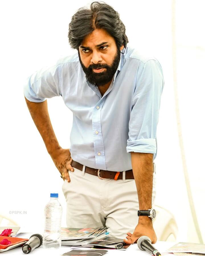 लेकिन आपको जानकर हैरानी होगी कि पढ़ाई में कम रूचि रखने वाले पवन कल्याण 10वीं से पहले कई क्लास में फेल भी हो चुके हैं लेकिन एक्टर कराटे खूब जानते हैं. कराटे में वो ब्लैक बेल्ट रह चुके हैं.