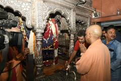 एक दिवसीय दौरे पर वाराणसी पहुंचे CM योगी आदित्यनाथ, काशी विश्वनाथ मंदिर में किए दर्शन