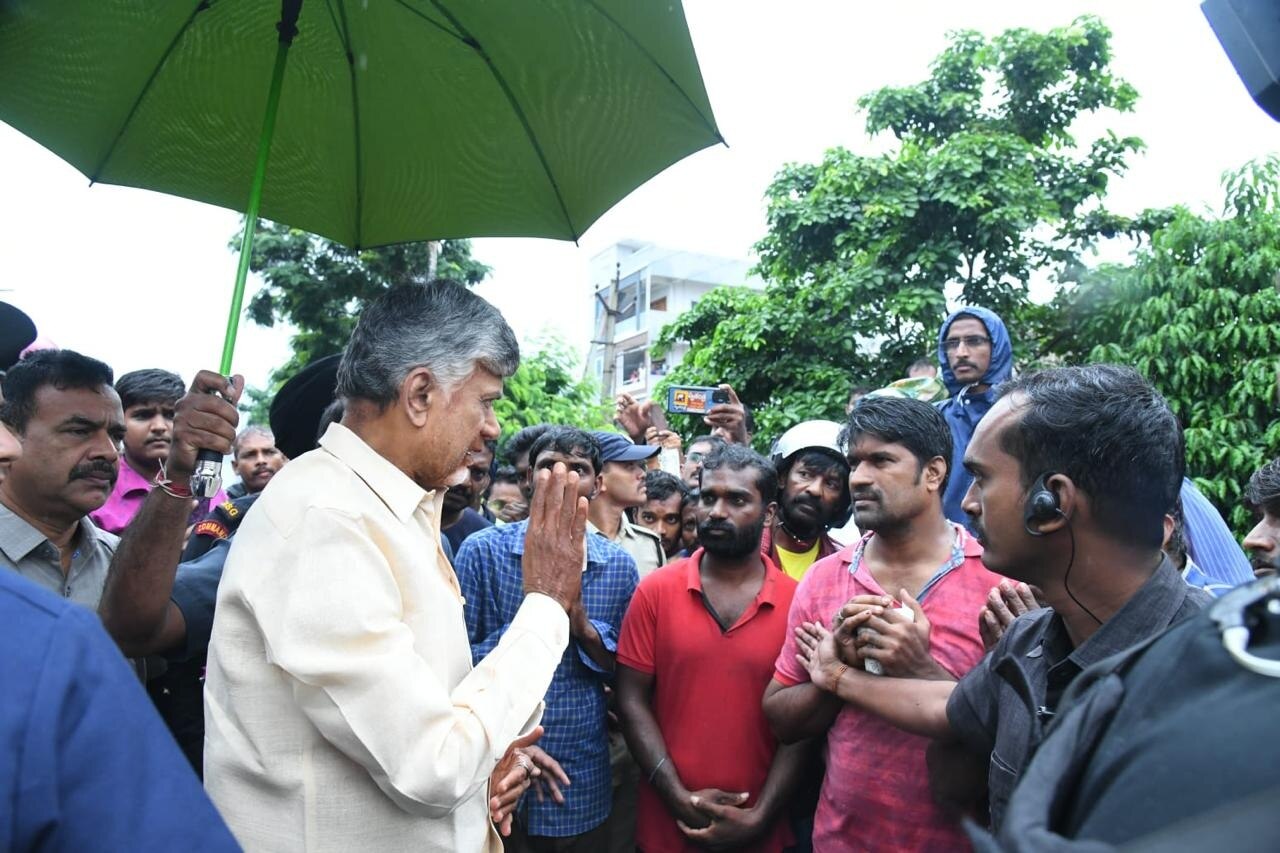 CM Chandrababu: 'సహాయక చర్యలు ఎక్కడా ఆగకూడదు' - వరద పరిస్థితిపై సీఎం చంద్రబాబు సమీక్ష, జోరు వర్షంలోనూ మరోసారి ప్రభావిత ప్రాంతాల్లో పర్యటన