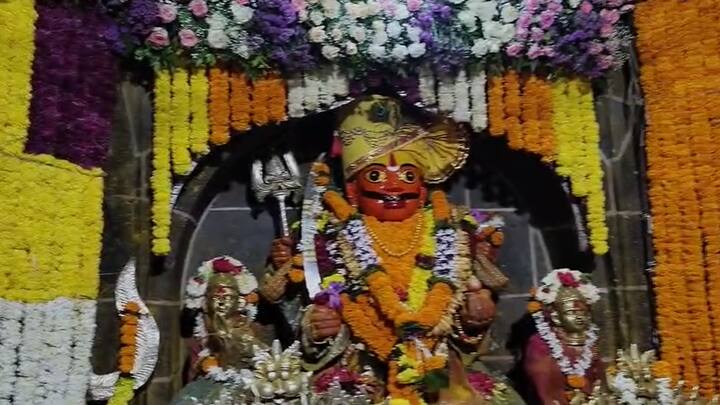 महाराष्ट्राचे कुलदैवत असलेल्या जेजुरीच्या खंडोबा देवाची सोमवती यात्रा आज 2 सप्टेंबरला भरली आहे.