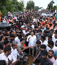 In Pics: మోకాళ్లలోతు బురద నీళ్లలోకి దిగిన జగన్ - ఫోటోలు