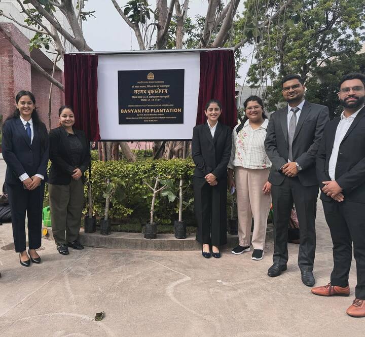 बता दें कि नव्या अपना पॉडकास्ट व्हाट द हेल भी चलाती हैं. इसमें वे अपनी मां श्वेता और नानी जया बच्चन के साथ नजर आती हैं और कई मुद्दों पर चर्चा करती हैं.