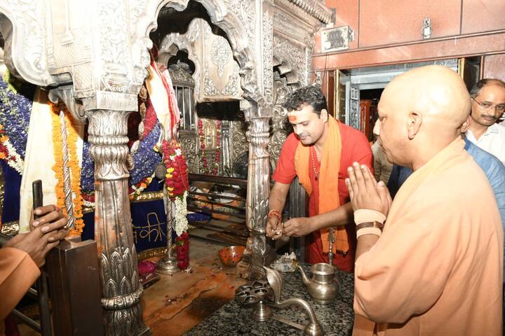 इसके बाद उत्तर प्रदेश के मुख्यमंत्री योगी आदित्यनाथ बड़ा लालपुर स्थित पंडित दीनदयाल हस्तकला संकुल में आयोजित भारतीय जनता पार्टी के युवा मोर्चा सदस्यता अभियान के कार्यशाला में पहुंचे. जहां हर हर महादेव के उद्घोष के साथ उनका जोरदार स्वागत किया गया. सीएम योगी ने कार्यशाला का उद्घाटन करने के बाद भाजपा कार्यकर्ताओं को संबोधित किया. बता दें कि आज सोमवार( 2 सिंतबर) से बीजेपी का सदस्यता अभियान शुरु होना है.