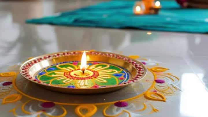 दिवस 3-  दिव्यांचा देखावा - या दिवशी तुम्ही घरात विजेच्या दिव्यांऐवजी दिव्यांची मदत घेऊ शकता. आपले घर दिवे आणि सुगंधी मेणबत्त्यांनी सजवा. यामुळे घराला नैसर्गिक प्रकाशासोबतच सुगंधही येईल. तेलाचे दिवे वापरायचे नसतील तर आता प्रकाश देणारे दिवे बाजारात उपलब्ध आहेत. त्यांचा वापर करू शकतो.