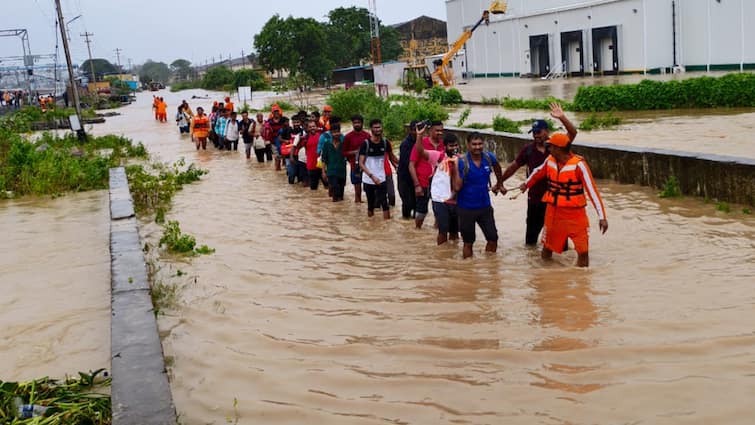 Telangana Andhra Pradesh Rain NDRF Deployed Train Cancelled  Krishna River PM Narendra Modi Amit Shah Revanth Reddy Chandrababu Naidu Telangana Andhra Pradesh Rain: तेलंगाना-आंध्र प्रदेश में बारिश का तांडव! 24 लोगों की मौत, स्कूल बंद, 100 से ज्यादा ट्रेनें कैंसिल