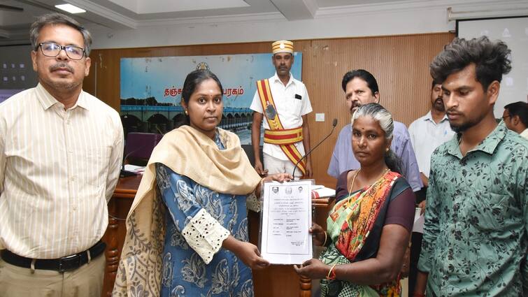 Petitions piled up on the day of grievances Order to Thanjavur collector officials குறைதீர் நாளில் குவிந்த மனுக்கள்... தஞ்சை கலெக்டர் அதிகாரிகளுக்கு அதிரடி உத்தரவு