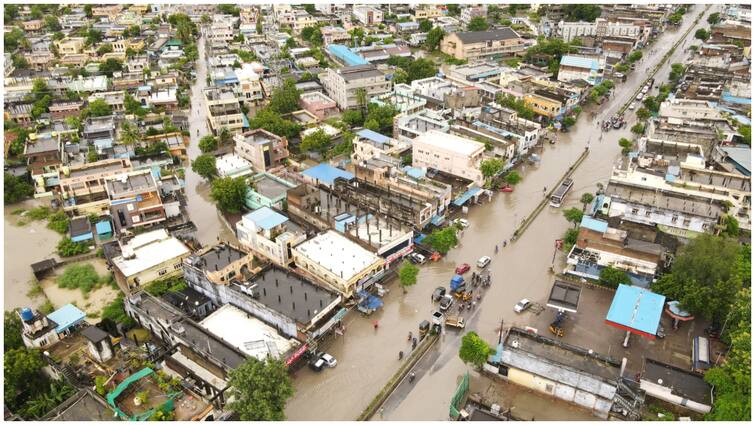 Heavy rains across Telangana and issued red alert for 9 districts Telangana Rains: తెలంగాణలో వరుణుడి బీభత్సం- ఈ జిల్లాల ప్రజలు బయటకు రావద్దని అధికారుల సూచన