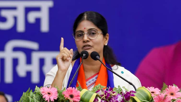 UP By Bolls 2024 Union Minister Anupriya Patel Claim on Phulpur Seat Apna Dal S Candidate Election ANN यूपी उपचुनाव में BJP की टेंशन बढ़ाएंगी अनुप्रिया पटेल? इस सीट पर पेश की दावेदारी