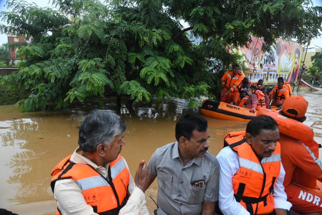 CM Chandrababu: 'సహాయక చర్యలు ఎక్కడా ఆగకూడదు' - వరద పరిస్థితిపై సీఎం చంద్రబాబు సమీక్ష, జోరు వర్షంలోనూ మరోసారి ప్రభావిత ప్రాంతాల్లో పర్యటన