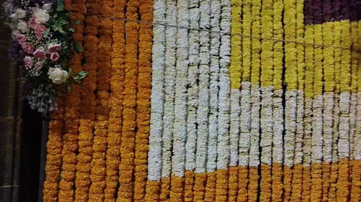 जेजुरी गड फुलांनी सजला आहे आणि भंडाऱ्यात न्हाऊन निघाला आहे.