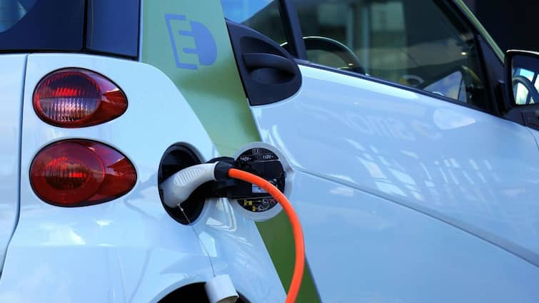 Electric vehicles sales EV auto policies FAME subsidy EMPS India Sees Decline In Sales Of Electric Vehicles By 13 Per Cent In August