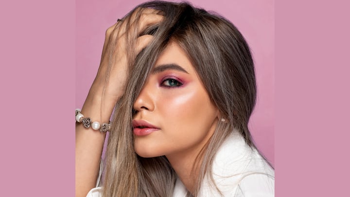 3. Bold Berry-Hued Elegance: If you’re looking to make a statement, go for a bold berry-hued makeup look. Use a deep berry-hued eyeshadow on your lids, blending it outwards for a soft smoky effect. Pair it with a deep berry-hued lipstick or gloss to create a harmonious look. Keep the rest of your makeup minimal, with just a hint of blush and a light dusting of highlighter, to allow your eyes and lips to take centre stage. This look complements both contemporary and traditional outfits, making it versatile for various Ganesh Chaturthi events. (Image Source: Canva)