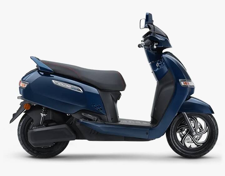 டிவிஎஸ் iQube ஸ்கூட்டர் 32 லிட்டர் அளவிலான அண்டர் சீட் சேமிப்பு வசதியை கொண்டுள்ளது