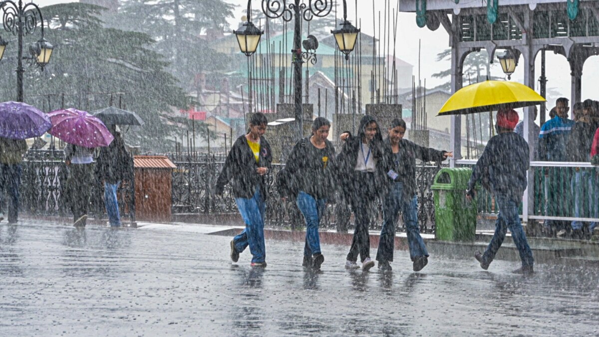 हिमाचल में बारिश से 100 से ज्यादा सड़कें बंद, इन आठ जिलों में बाढ़ की चेतावनी, येलो अलर्ट जारी