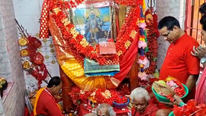 কথিত আছে সাধক বামাক্ষ্যাপা, ১২৭৪ বঙ্গাব্দে কৌশিকী অমাবস্যায় তারাপীঠ মহাশ্মশানে শ্বেতশিমূল বৃক্ষের তলায় সিদ্ধিলাভ করেছিলেন।