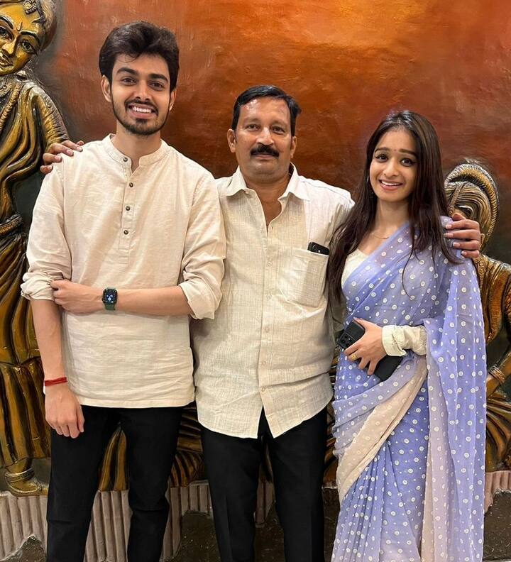 నాగ మణికంఠ 'బిగ్ బాస్' ఎంట్రీ తర్వాత స్టెప్ ఫాదర్ ఇంటిలో అతను ఇబ్బంది పడినట్టు కొందరు అనుకున్నారు. తన అన్నయ్య స్టెప్ ఫాదర్ అనేది నెగిటివ్ వేలో చెప్పలేదని, ఇక తమ తల్లి మరణం తర్వాత ఇంటి నుంచి బయటకు వెళ్లాలనేది పూర్తిగా అన్నయ్య నిర్ణయం అని, తమ తండ్రి ఎప్పుడూ అండగా ఉన్నారని నాగమణికంఠ చెల్లెలు కావ్య అమరనాథ్ సోషల్ మీడియాలో ఓ పోస్ట్ చేశారు. తండ్రి, అన్నయ్యతో దిగిన ఫోటో షేర్ చేశారు.  (Image Courtesy: kavya_amarnadh / Instagram)