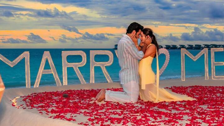 বাগদান সারলেন আদর জৈন। দীর্ঘদিনের প্রেমিকা অলেখা আডবাণীকে স্বপ্নিল আবহে বিয়ের প্রস্তাব দিলেন আদর।