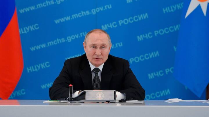 अंतरराष्ट्रीय क्रिमिनल कोर्ट ने पुतिन को एक फैसले में दोषी ठहराया और उनके खिलाफ वारंट भी जारी किया है. वहीं अब पुतिन मंगलवार को मंगोलिया के दौरे पर निकल रहे हैं और अंतरराष्ट्रीय अदालत के नियमों के अनुसार मंगोलिया व्लादिमीर पुतिन को हिरासत में लेने के लिए बाध्य है.