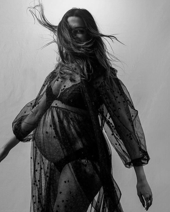 అయితే ఇదే నెలలో బేబిని ఎక్స్పెక్ట్ చేస్తున్నట్లు ఈ జంట ప్రెగ్నెన్సీ సమయంలోనే చెప్పారు. అయితే ఇప్పుడు సెప్టెంబర్ 28కి వీరి డెలివరీ డెట్ ఉండొచ్చని బాలీవుడ్ వర్గాల్లో వినిపిస్తుంది.(Images Source : Instagram/Deepika Padukone)