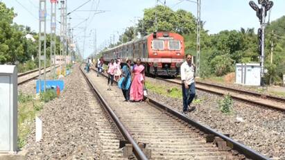 Thanjavur news Passengers walking down the tracks - TNN தஞ்சையில் தண்டவாளத்தில் இறங்கி நடந்து சென்ற பயணிகள் - பாதியில் நடந்தது என்ன?