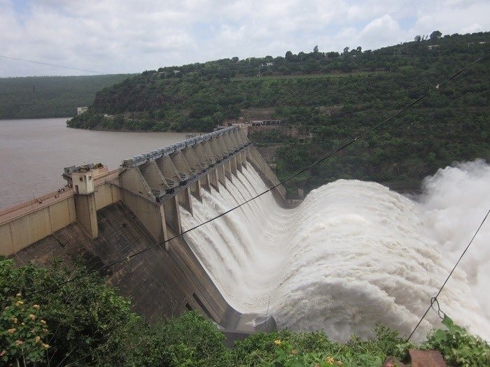 Prakasam Barrage: ప్రకాశం బ్యారేజీ వద్ద కృష్ణమ్మ ఉగ్రరూపం - వందేళ్లలో రెండో అతి పెద్ద వరద, వాహనాల రాకపోకలు బంద్