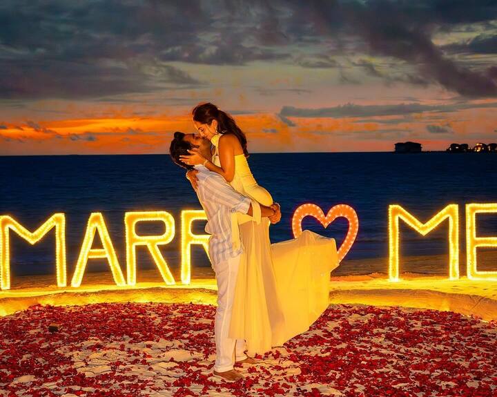 रणबीर कपूर और करीना कपूर के कजिन और एक्टर आदर जैन ने रविवार देर रात गर्लफ्रेंड आलेखा आडवाणी संग अपनी इंगेजमेंट की अनाउंसमेंट की. एक्टर ने लेडी लव को समंदर किनारे लाल गुलाबों से बने दिल के बीच घुटनों पर बैठकर शादी के लिए प्रपोज किया. इस खास पल पर कपल इमोशनल भी नजर आया. अब दोनों की रोमांटिक तस्वीरें सोशल मीडिया पर वायरल हो रही हैं.