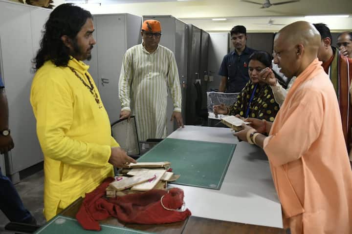 मुख्यमंत्री द्वारा विश्वविद्यालय के विभिन्न संकाय लाइब्रेरी और छात्रावास का भी निरीक्षण किया गया. साथ हीं लाइब्रेरी में प्राचीन काल से संग्रहित पौराणिक पांडुलिपियों के बारे में जानकारी ली गई.