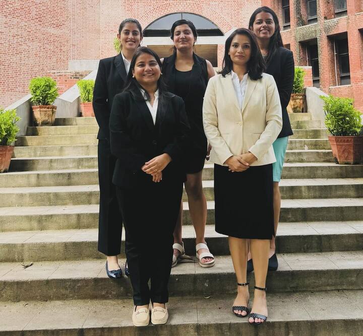 तस्वीरें शेयर करने के साथ नव्या ने कैप्शन में लिखा है, “ सपने सच होते हैं.अगले 2 साल...बेस्ट लोगों और फैकल्टी के साथ!”