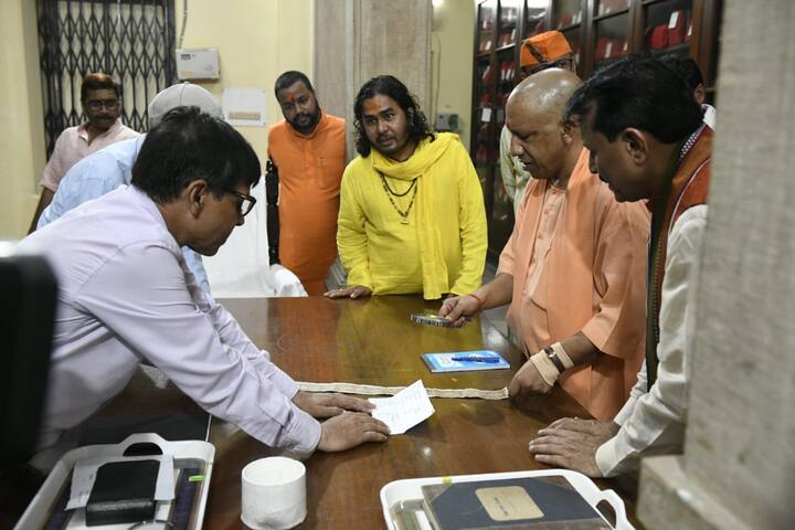 इस दौरान यूपी सीएम ने चौकाघाट स्थित राजकीय आयुर्वेद महाविद्यालय को भी पुनः विश्वविद्यालय के संकाय के रूप में परिवर्तित करने का प्रस्ताव दिया.