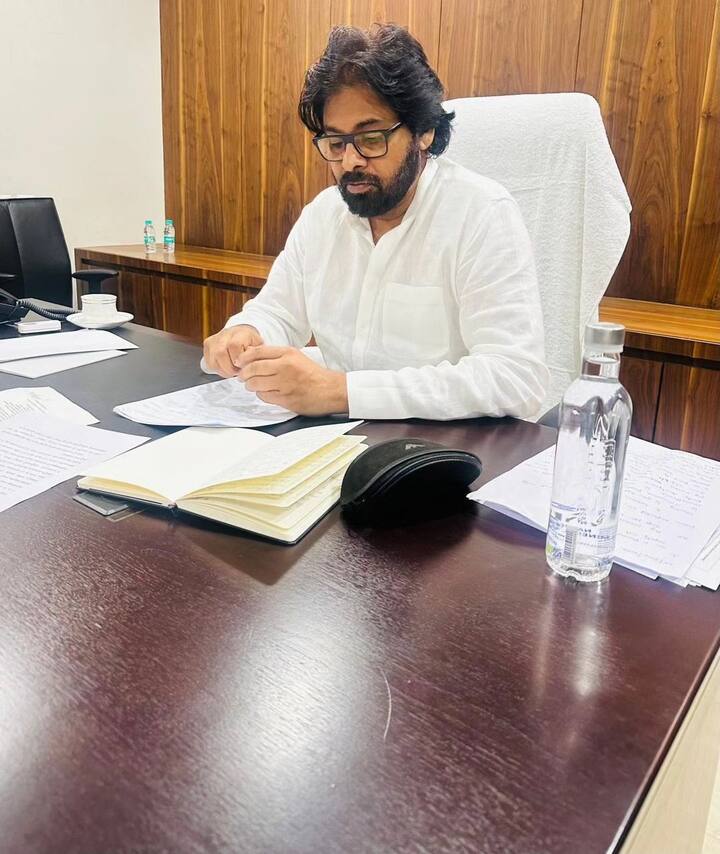 फिर पहली पत्नी से तालक होने के बाद पवन कल्याण ने रेणु से शादी कर ली. साल 2010 में ये कपल एक बेटी का पेरेंट्स बने. हालांकि ये दोनों भी ज्यादा वक्त तक साथ नहीं रहे और इनका साल 2012 में तलाक हो गया.